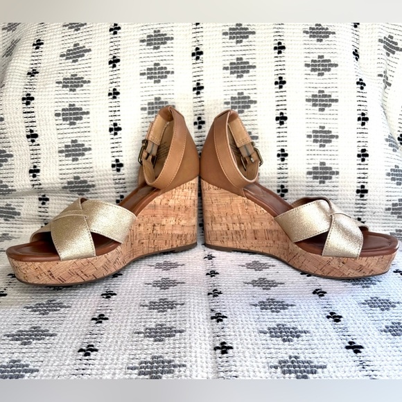 Crown Vintage Tan and Gold Wedge Sandals, size 8 - Picture 2 of 10